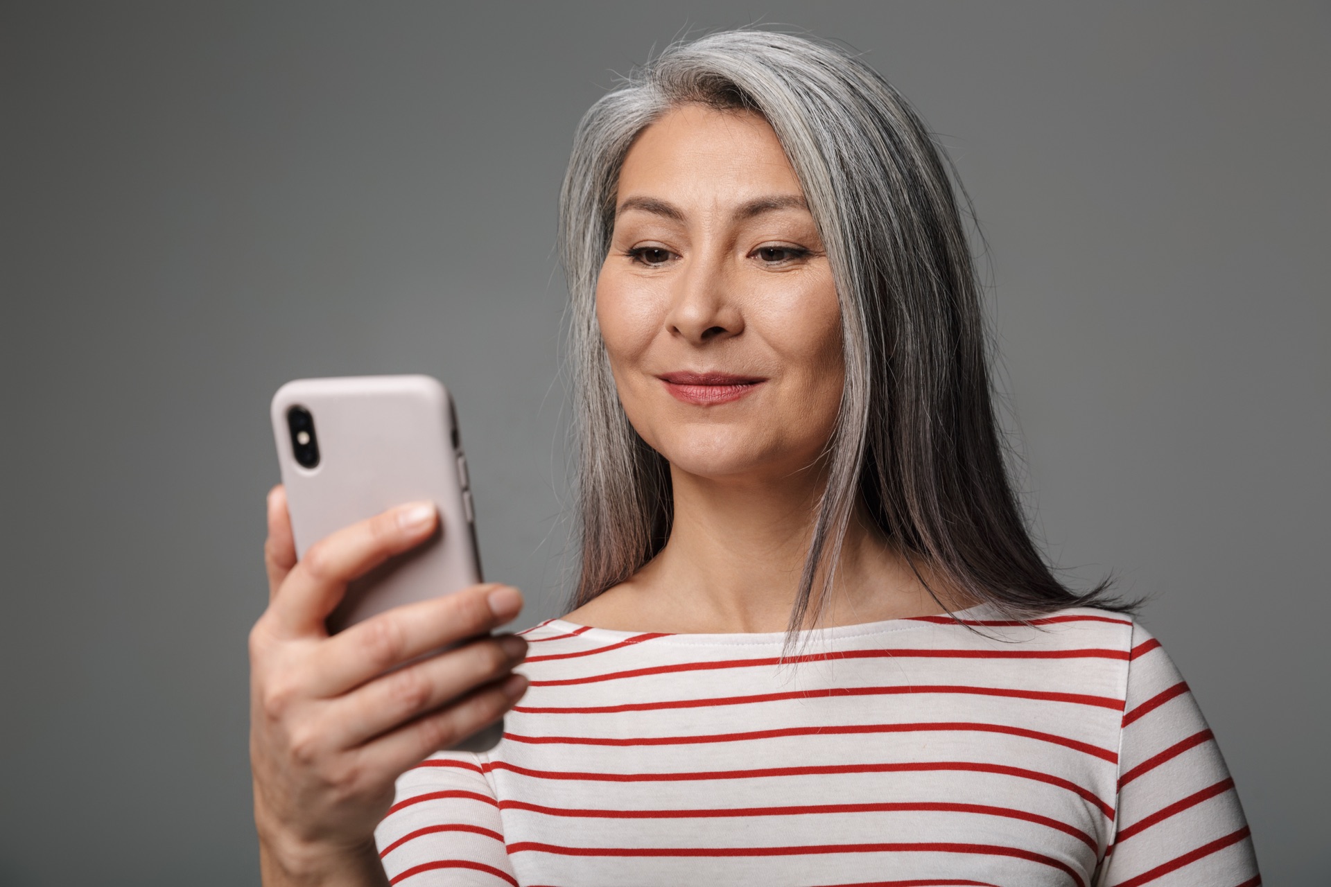 Frau telefoniert entspannt