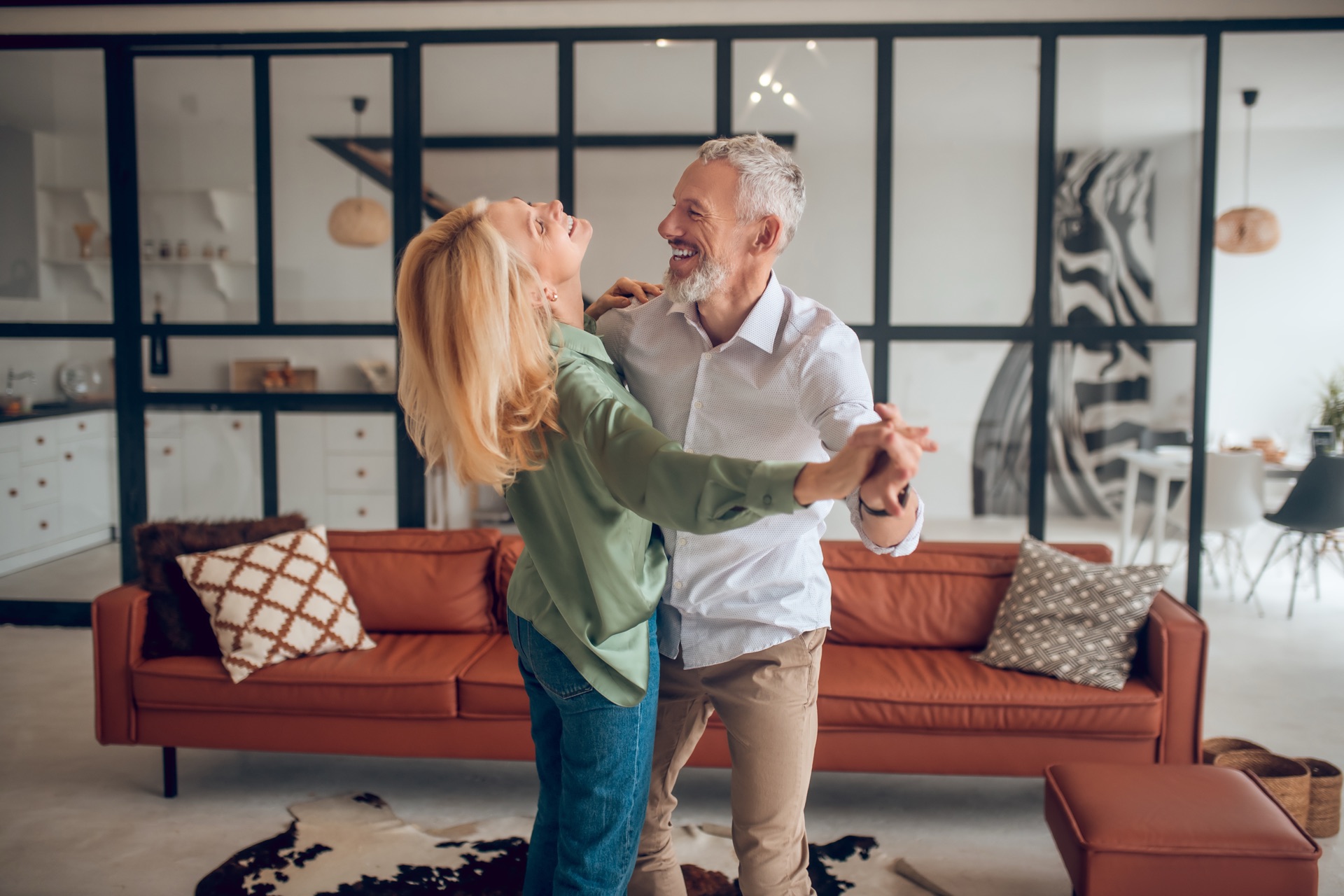 Paar tanzt im Wohnzimmer